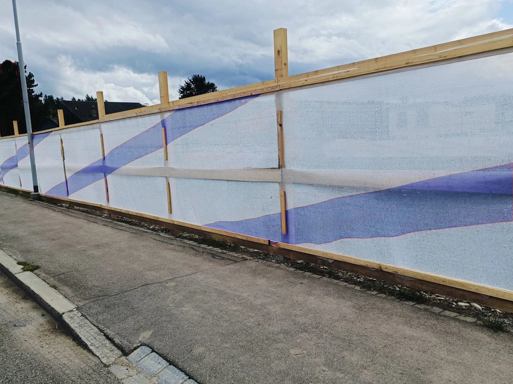 Bauzaunnetzbanner mit durchlaufendem Layout