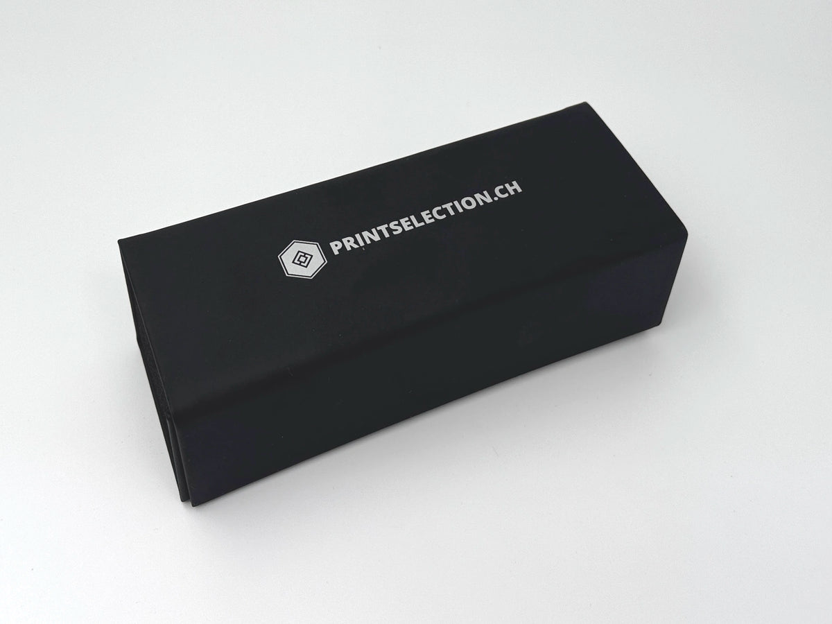 Faltbares Brillenetui Material Schwarz glatt und Logo Silber