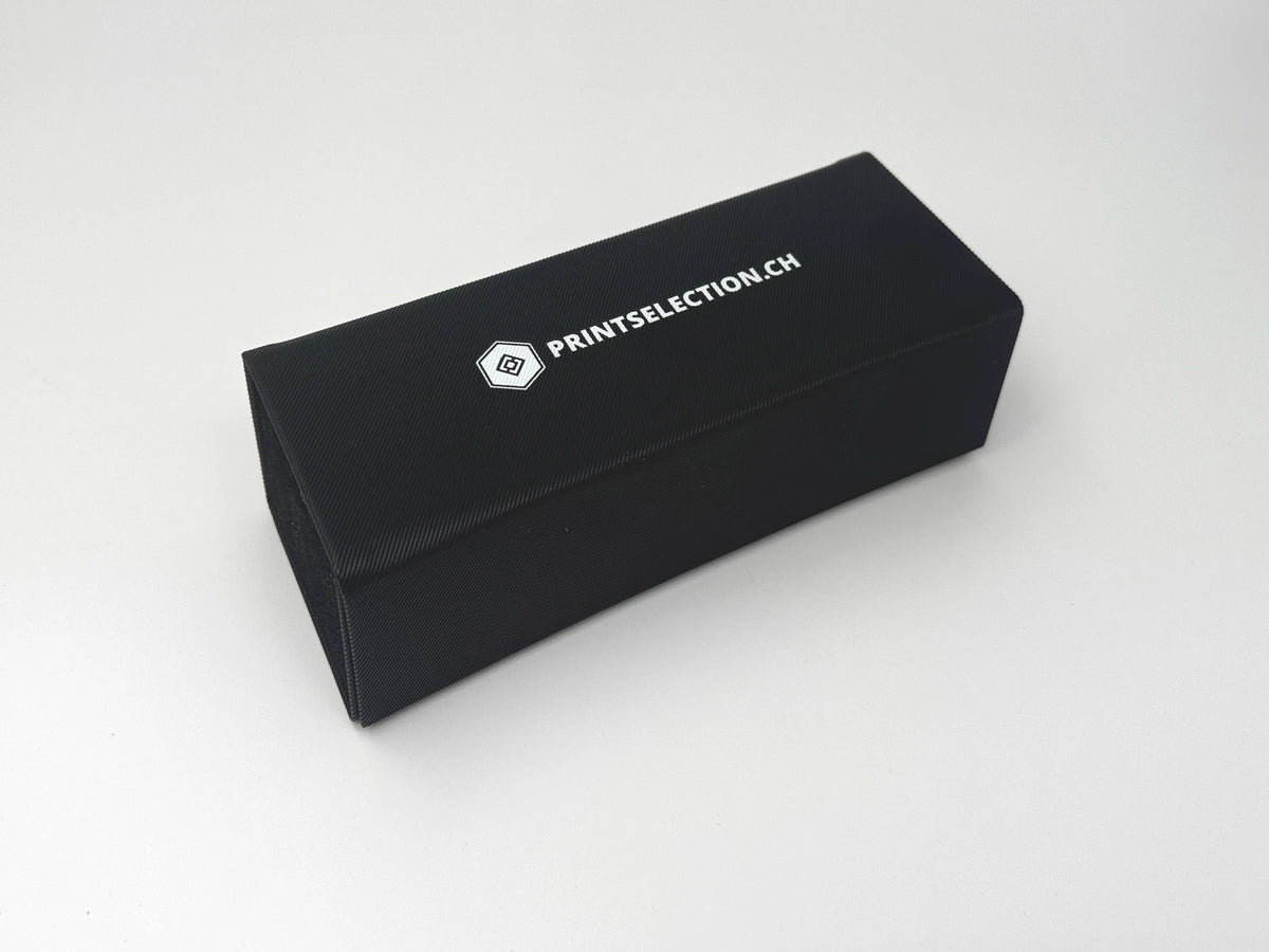 Faltbares Brillenetui Material Schwarz strukturiert und Logo Weiss