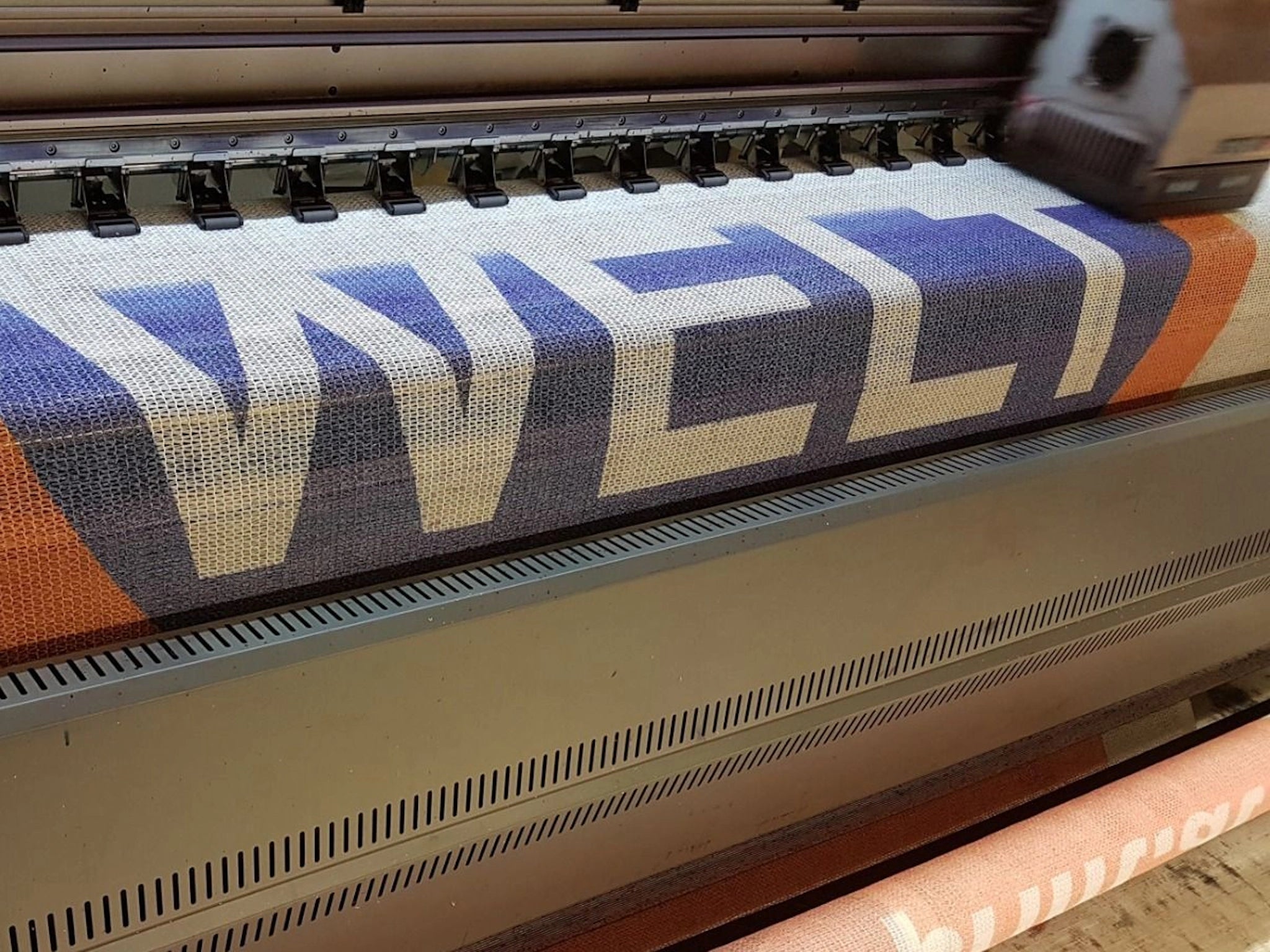 Bauzaunnetzbanner mit durchlaufendem Layout