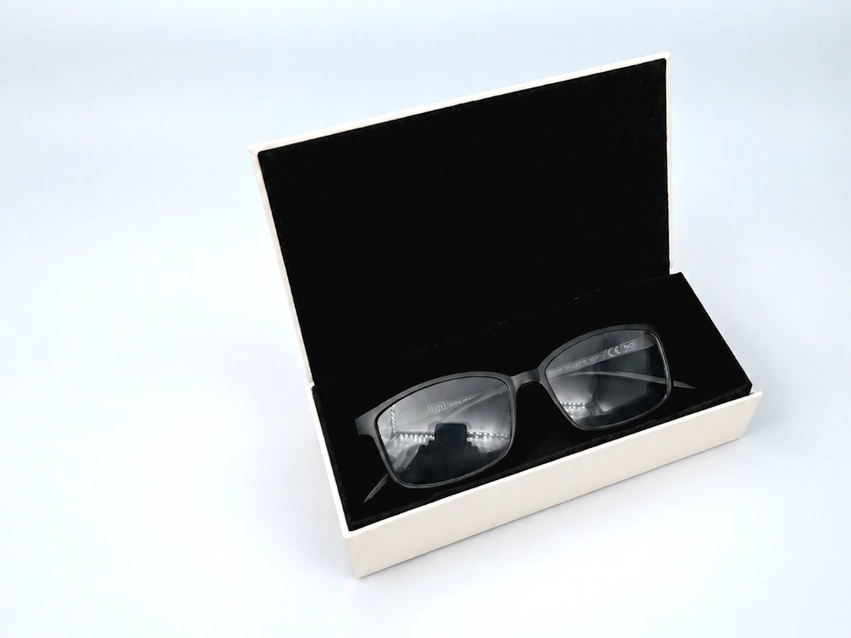 Faltbares Brillenetui Material Schwarz glatt und Logo Silber