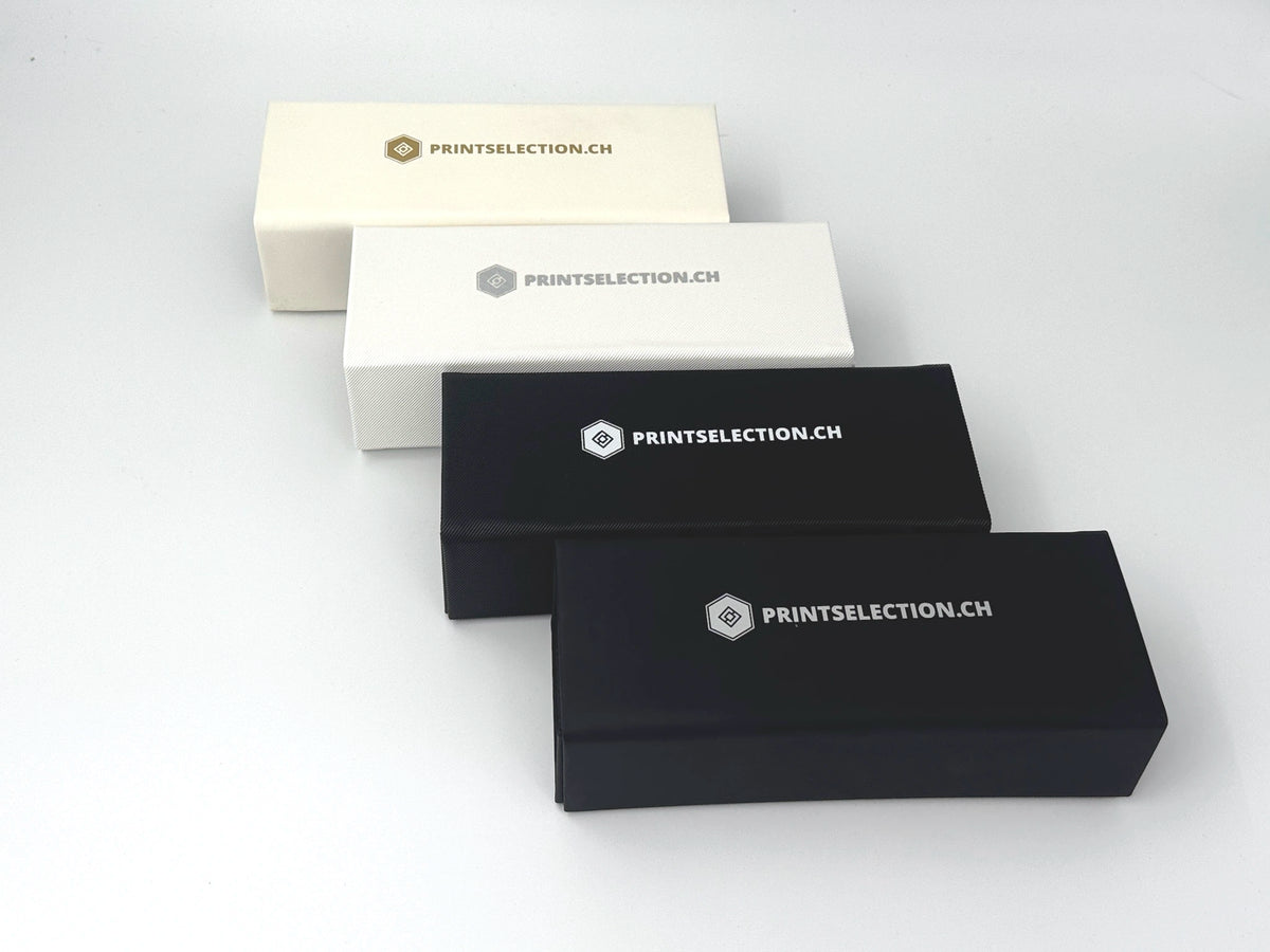 Faltbares Brillenetui Material Schwarz glatt und Logo Silber
