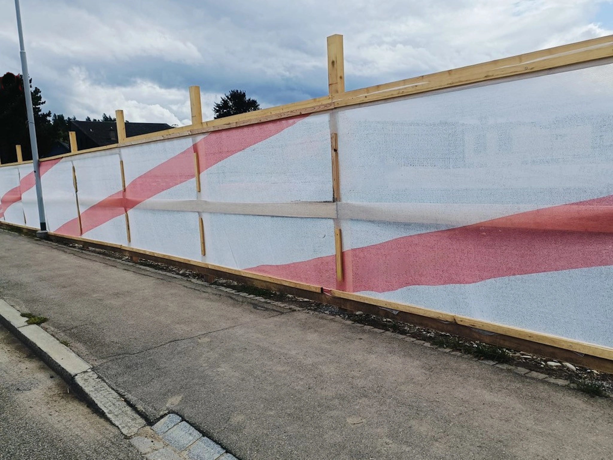 Bauzaun-Netzbanner aufgestellt rot