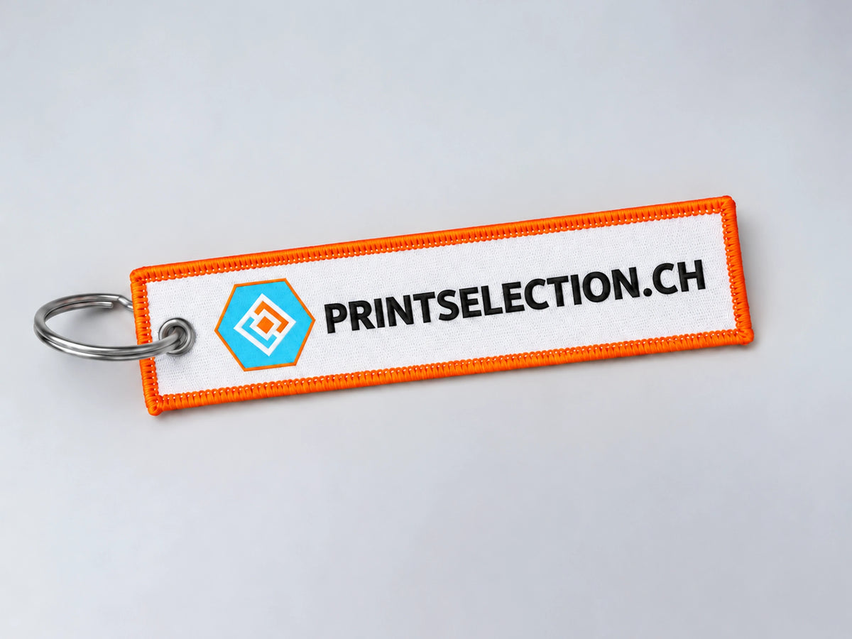 Schlüsselanhänger mit Logo und Öse mit Schlüsselring in silberfarben