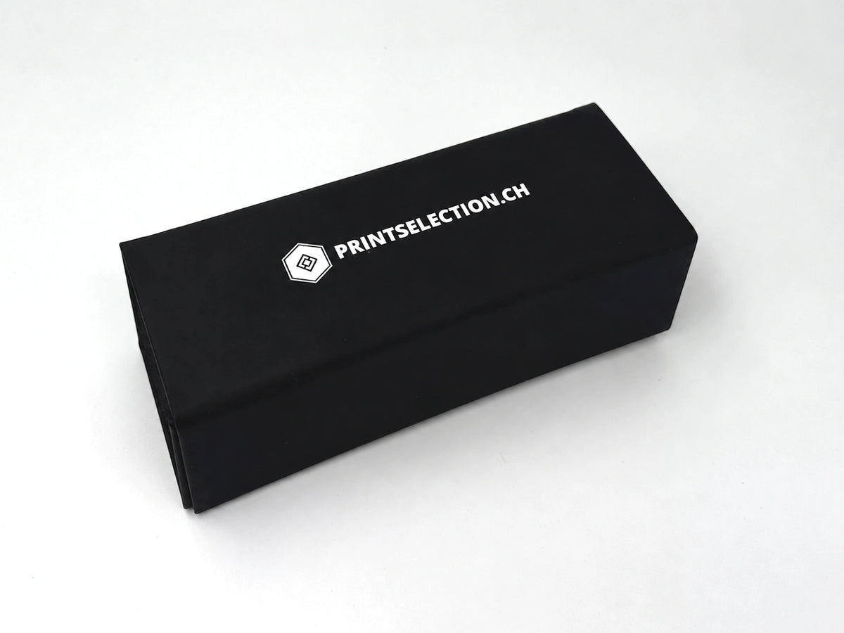 Faltbares Brillenetui Material Schwarz glatt und Logo Weiss