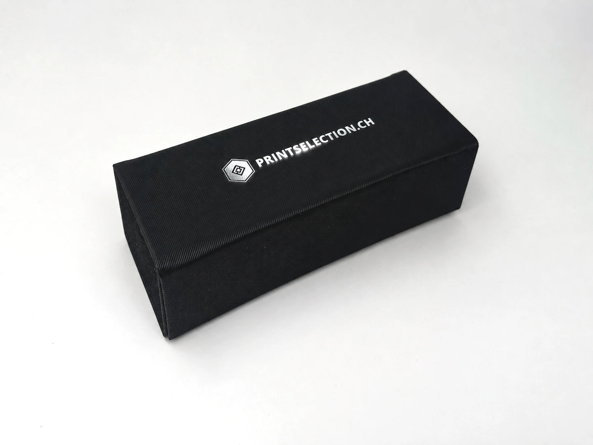 Faltbares Brillenetui Material Schwarz strukturiert und Logo Silber