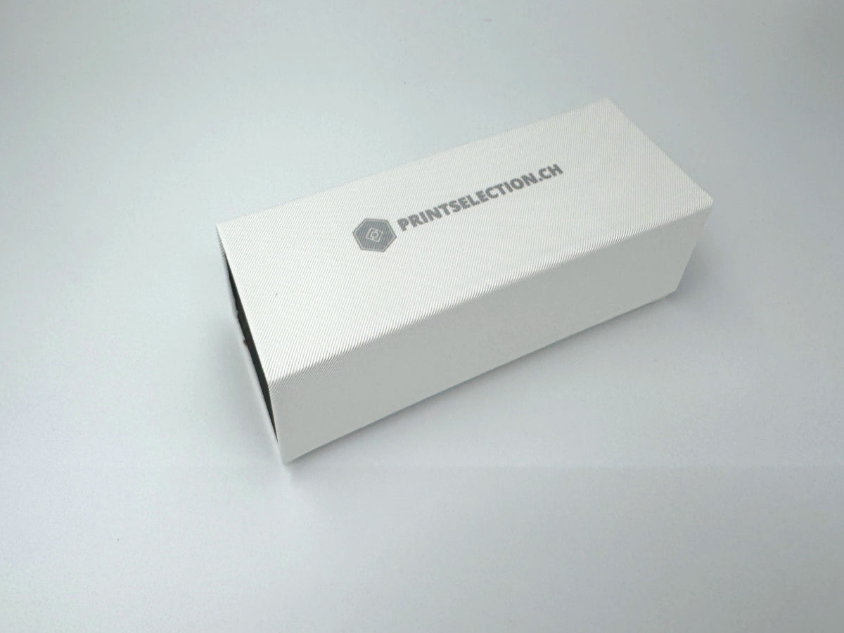 Faltbares Brillenetui Material Weiss strukturiert und Logo Silber