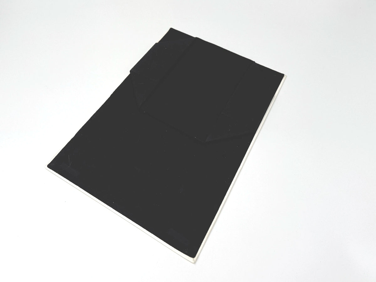Faltbares Brillenetui Material Schwarz glatt und Logo Silber